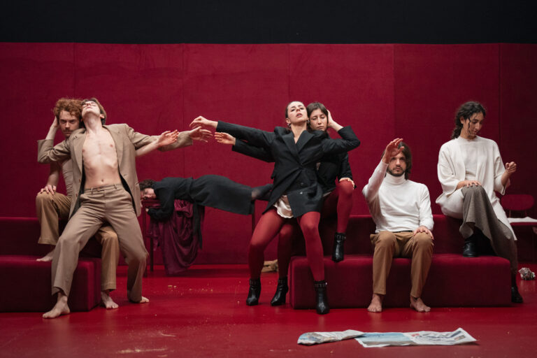 Neanche parenti: tra caotiche fragilità